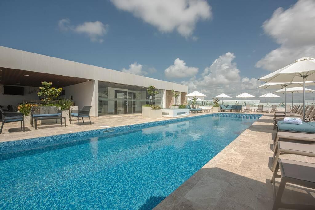 Ipana Condo, Rooftop Pools, Gym, Walk To *