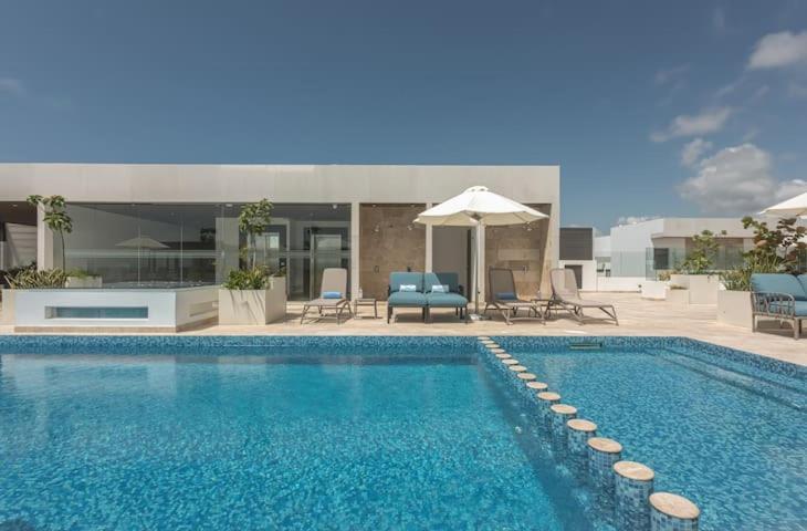 Ipana Condo, Rooftop Pools, Gym, Walk To