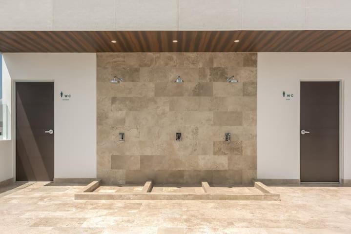 Ipana Condo, Rooftop Pools, Gym, Walk To