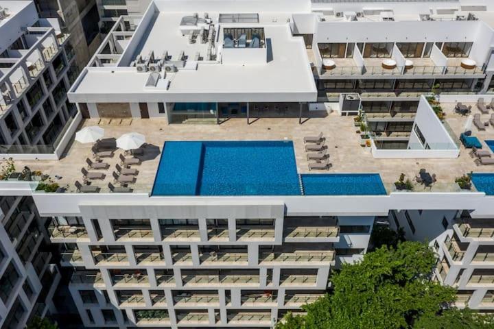 Ipana Condo, Rooftop Pools, Gym, Walk To *
