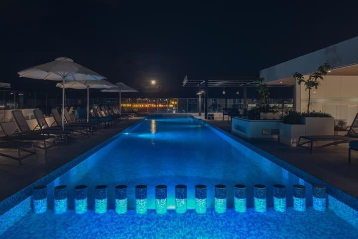 Ipana Condo, Rooftop Pools, Gym, Walk To *