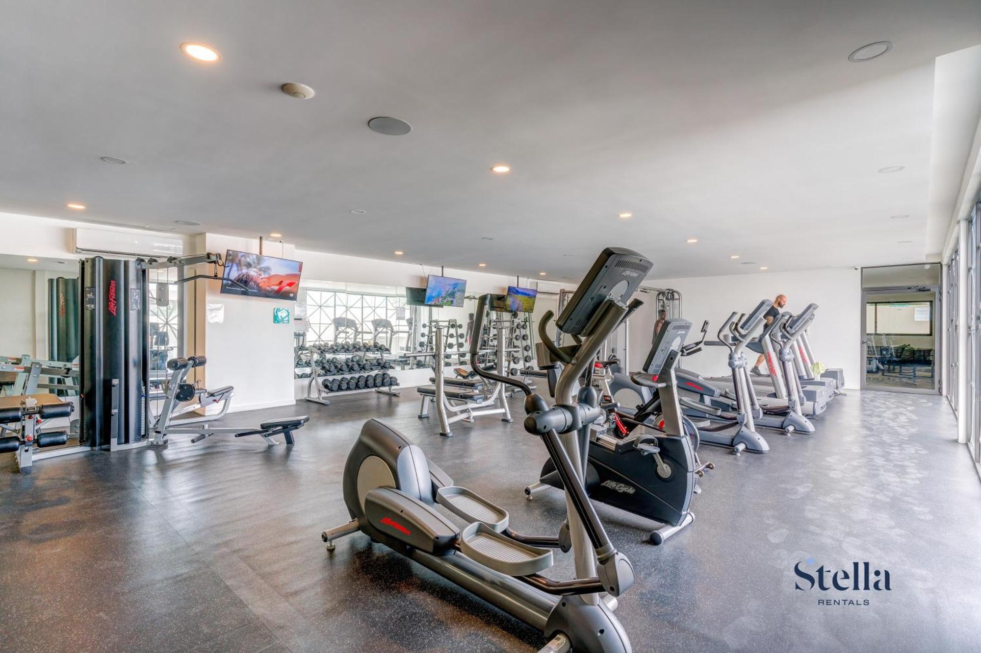 Ipana Condo, Rooftop Pools, Gym, Walk To